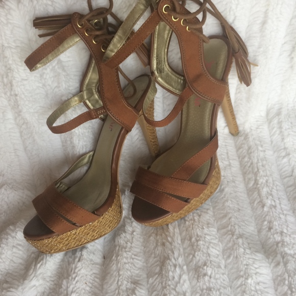 JustFab Camel Lace-up Platforms (6.5) - Picture 4 of 8